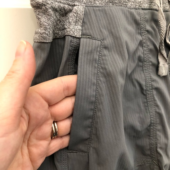 *Small flaw Ivivva by Lululemon Live to Move crop - Picture 4 of 12